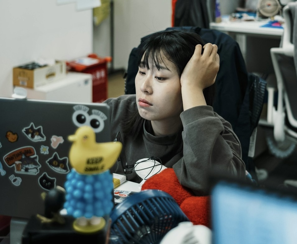 デスクで疲れた様子の女性