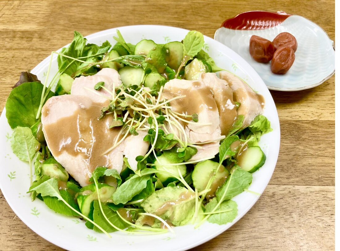 回復期の食事の一例。蒸し鶏とたっぷりの葉野菜のサラダ、梅干しを添えた和の献立