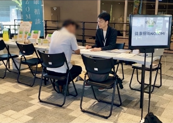 7月15日サービス体験会 健康相談NOZOMIブースでカウンセリングをしている当日の様子