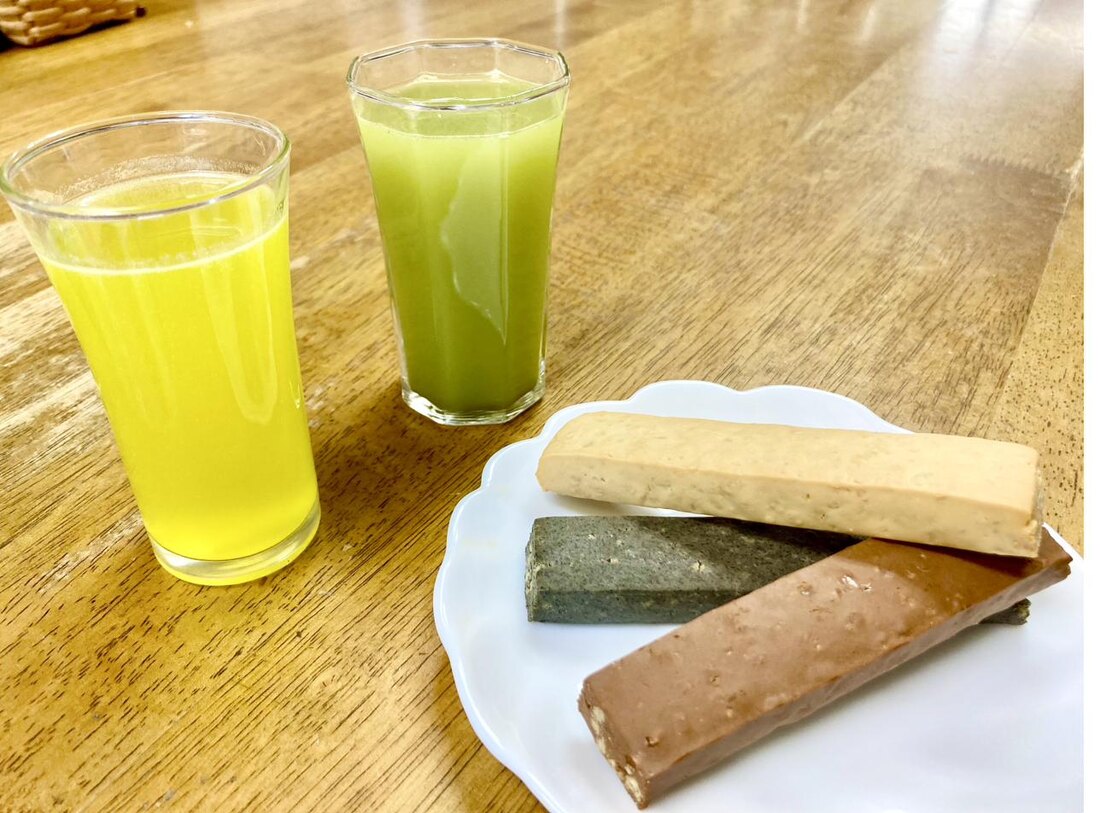 ビタミンジュースとプロテインバー
